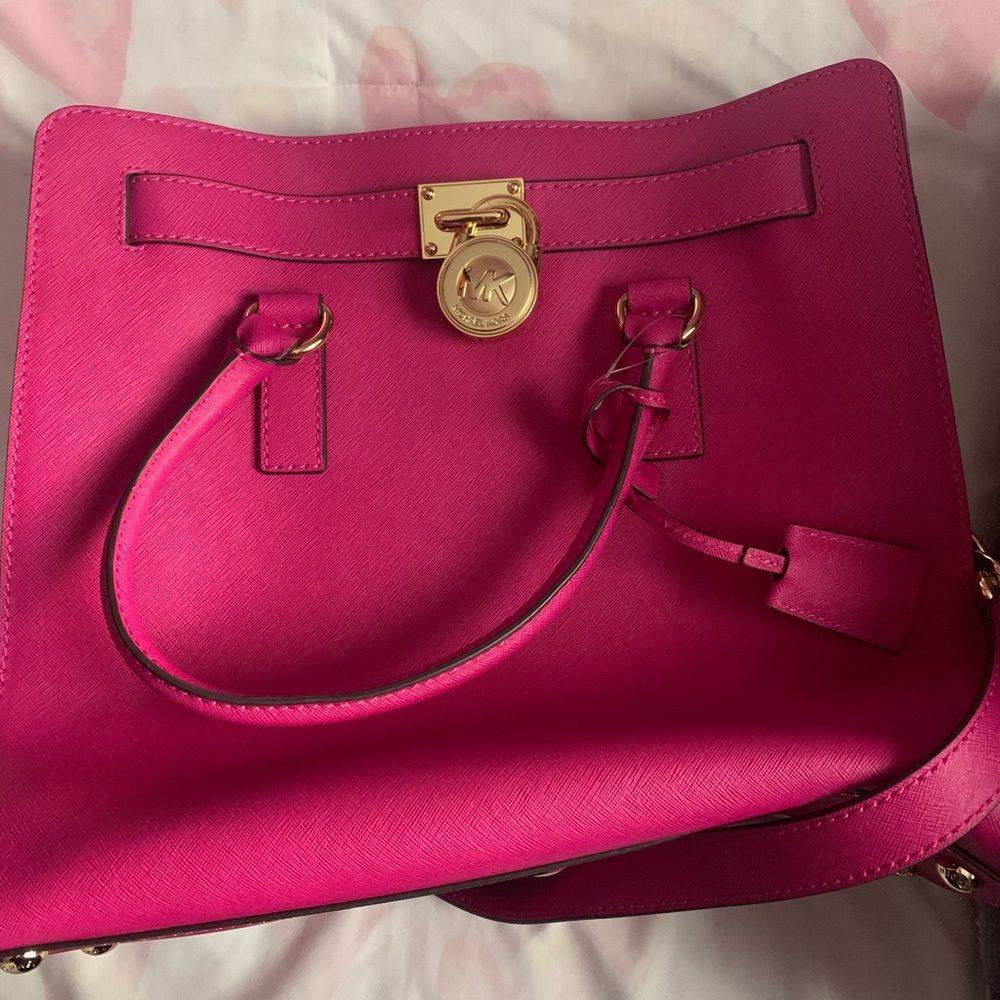 MK Bag. It’s still in very good conditions.